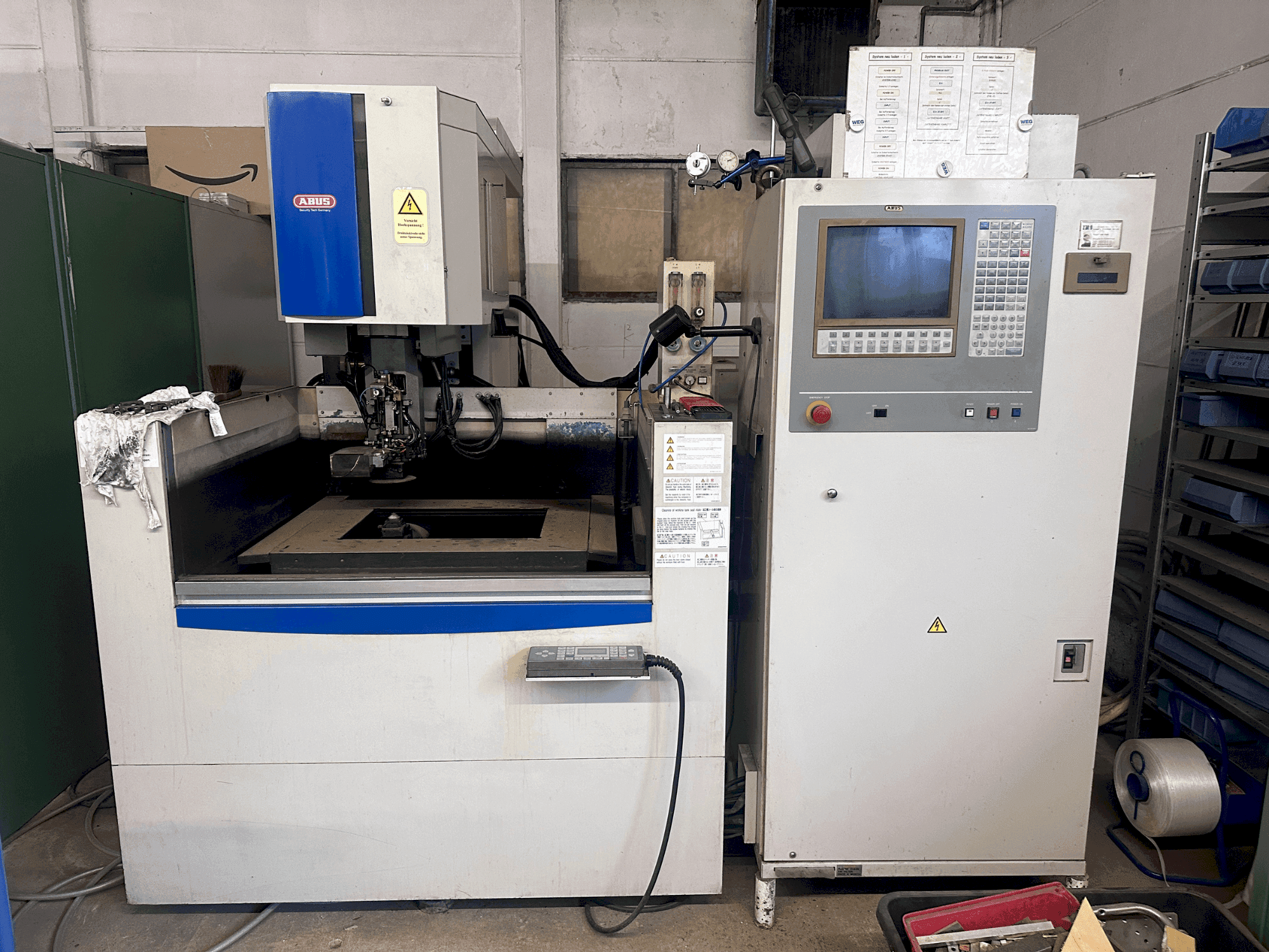 Prikaz  stroja Mitsubishi FX20K  sprijeda