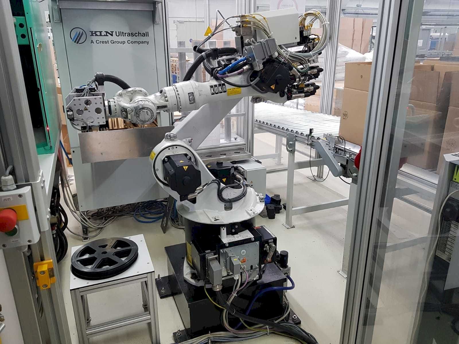 Prikaz  stroja KUKA KR 16  sprijeda