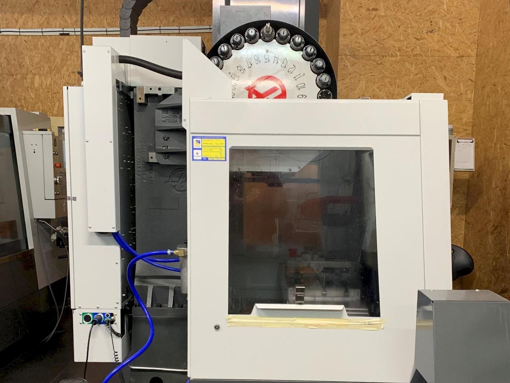 Prikaz  stroja HAAS VF-2EU  sprijeda