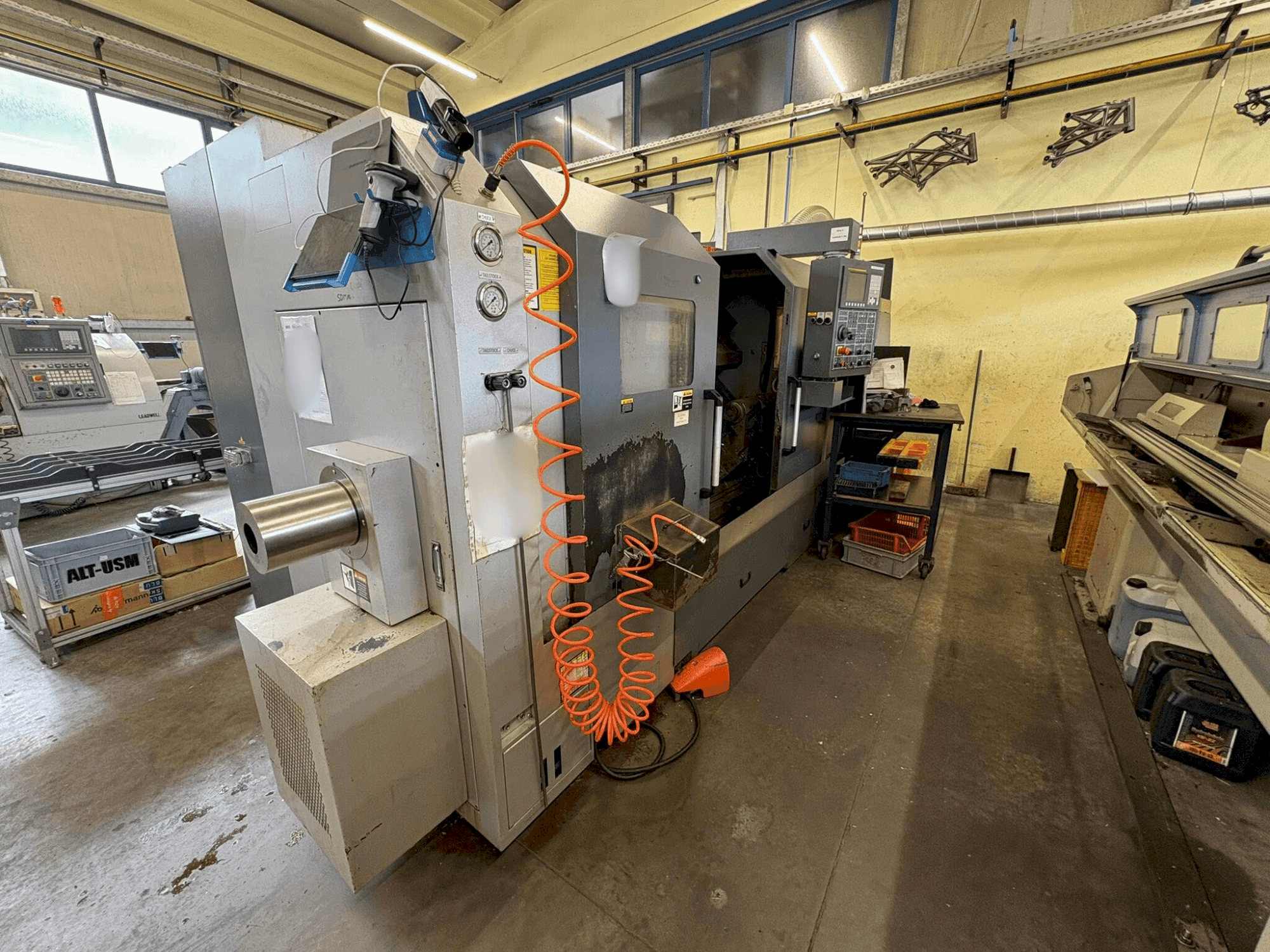 Prikaz  stroja Leadwell T7-M  sprijeda