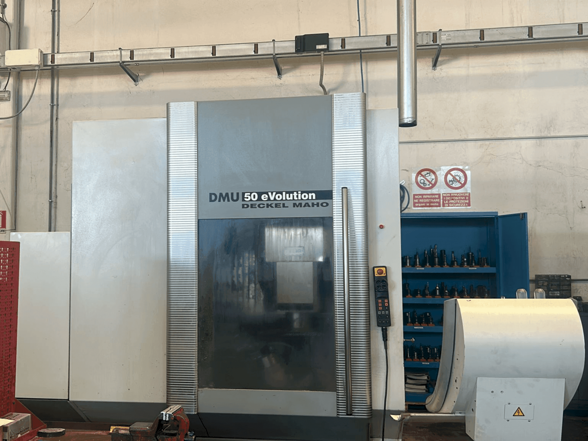 Prikaz  stroja DECKEL MAHO DMU 50 Evolution  sprijeda