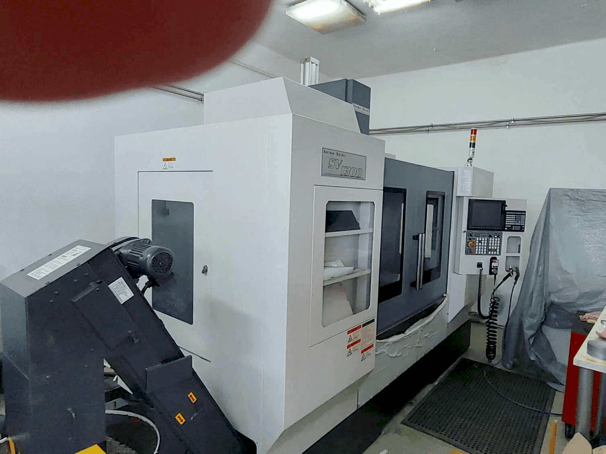 Prikaz  stroja Akira Seiki SVI300  sprijeda