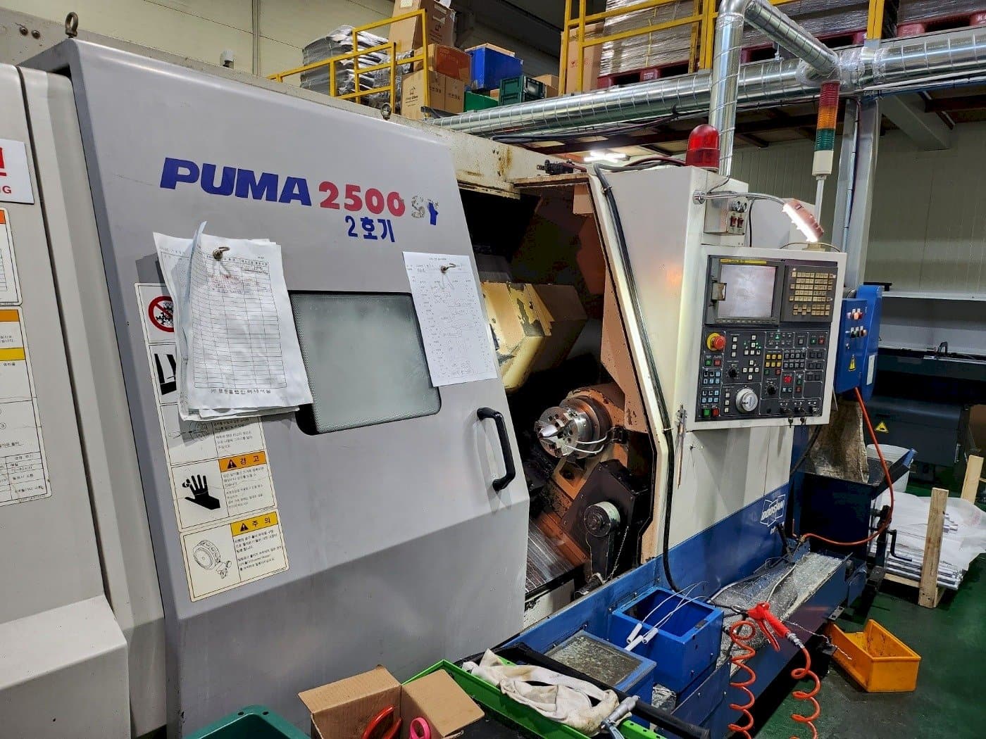 Prikaz  stroja DOOSAN PUMA 2500SY  sprijeda
