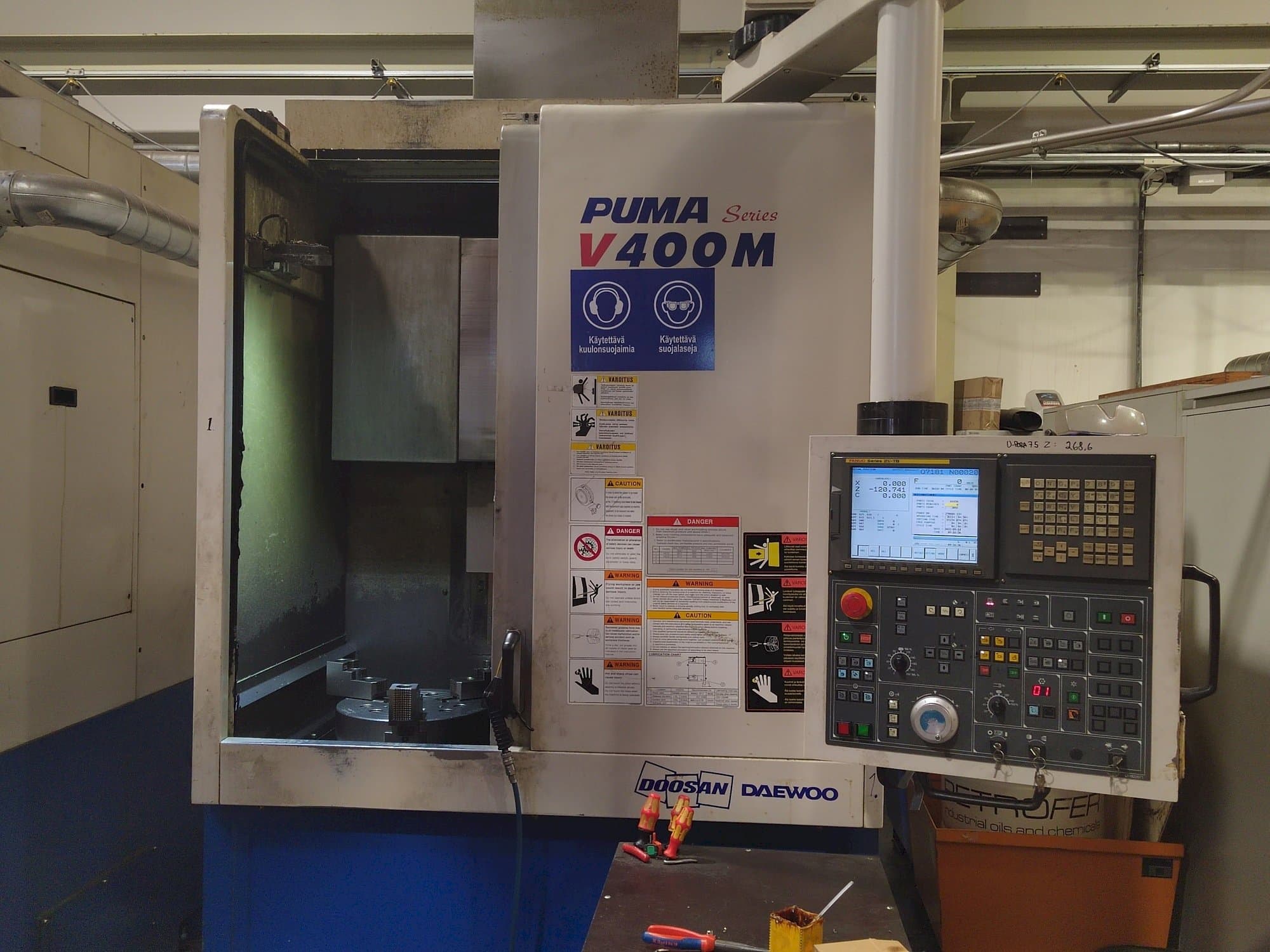 Prikaz  stroja Doosan Puma V400M  sprijeda