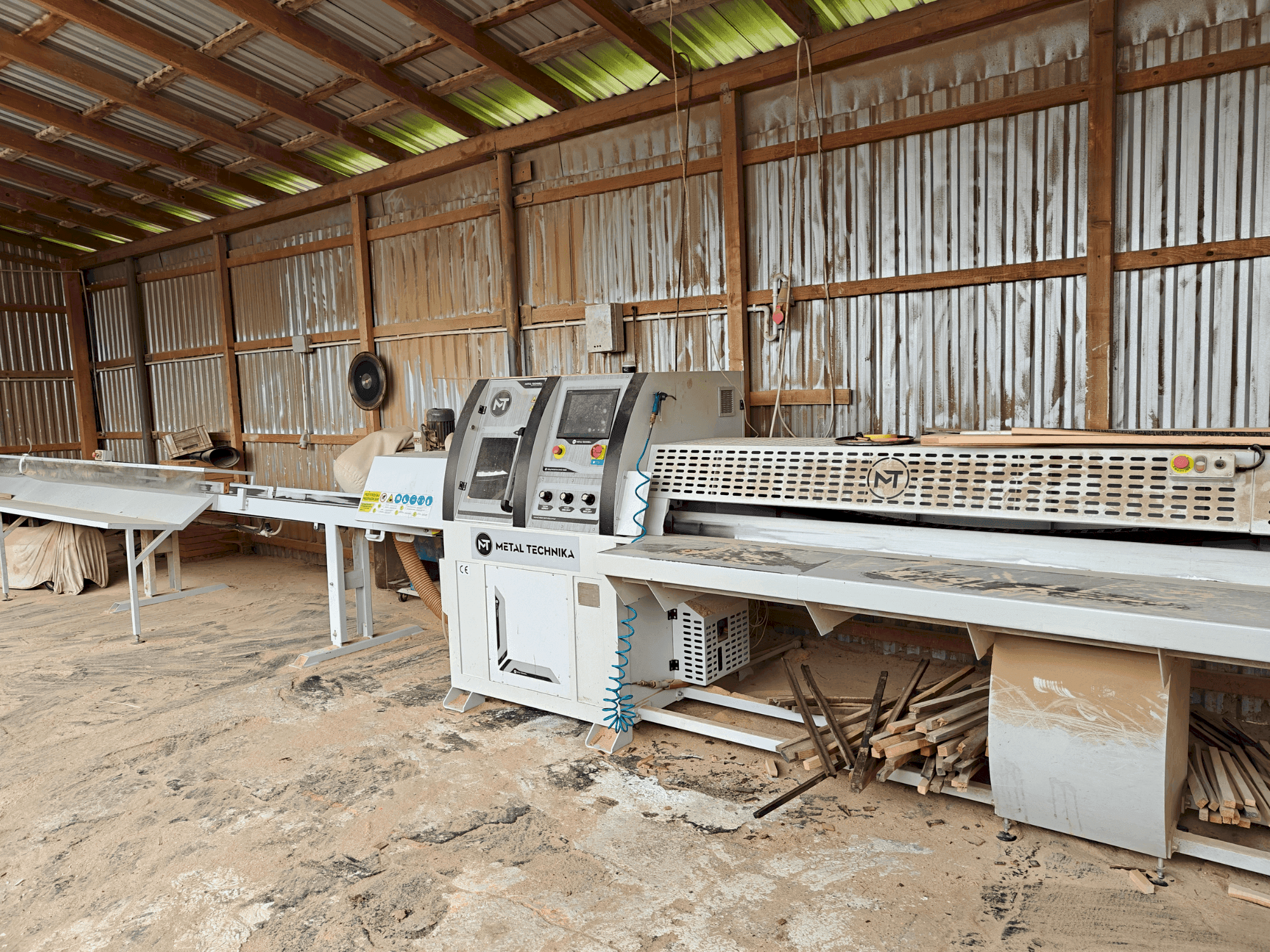Prikaz  stroja METAL TECHNIKA OWD-1600  sprijeda
