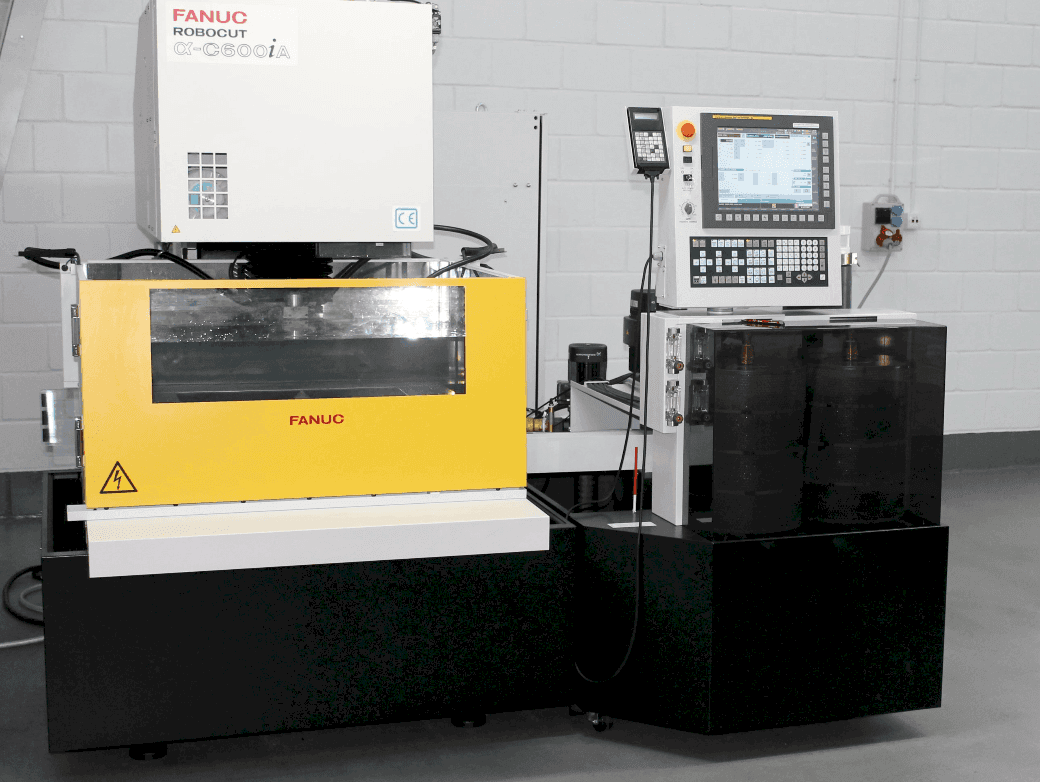 Prikaz  stroja FANUC RoboCut Alfa C600iA  sprijeda