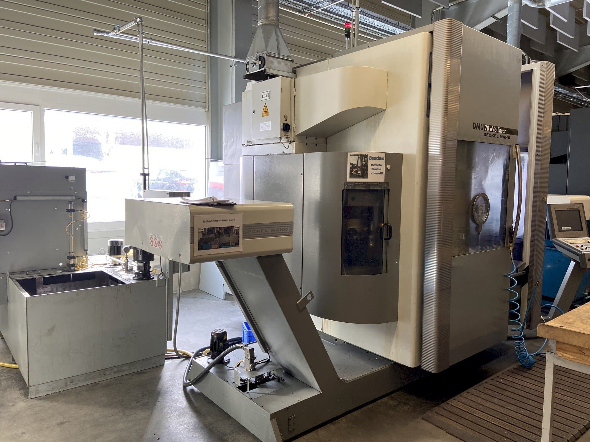 Prikaz  stroja DECKEL MAHO DMU 70 eVo linear  sprijeda