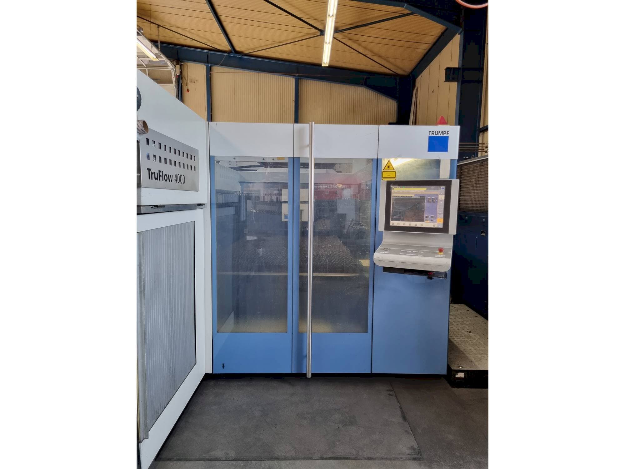 Prikaz  stroja Trumpf TruLaser 3030  sprijeda
