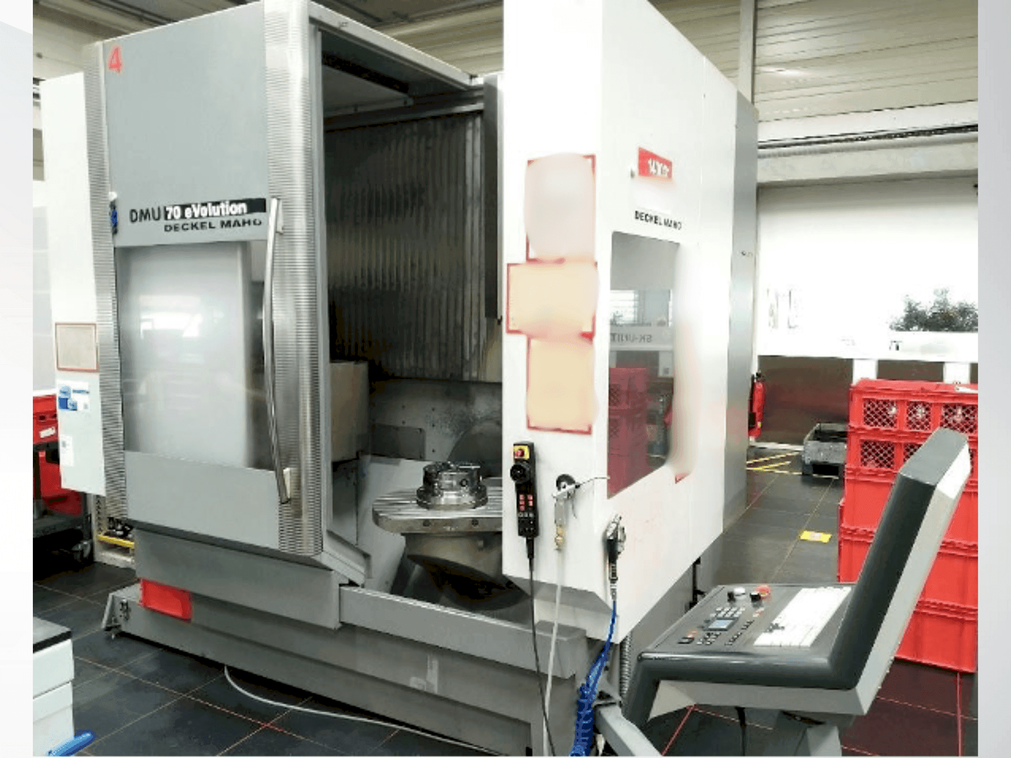 Prikaz  stroja DECKEL DMU 70 eVolution  sprijeda