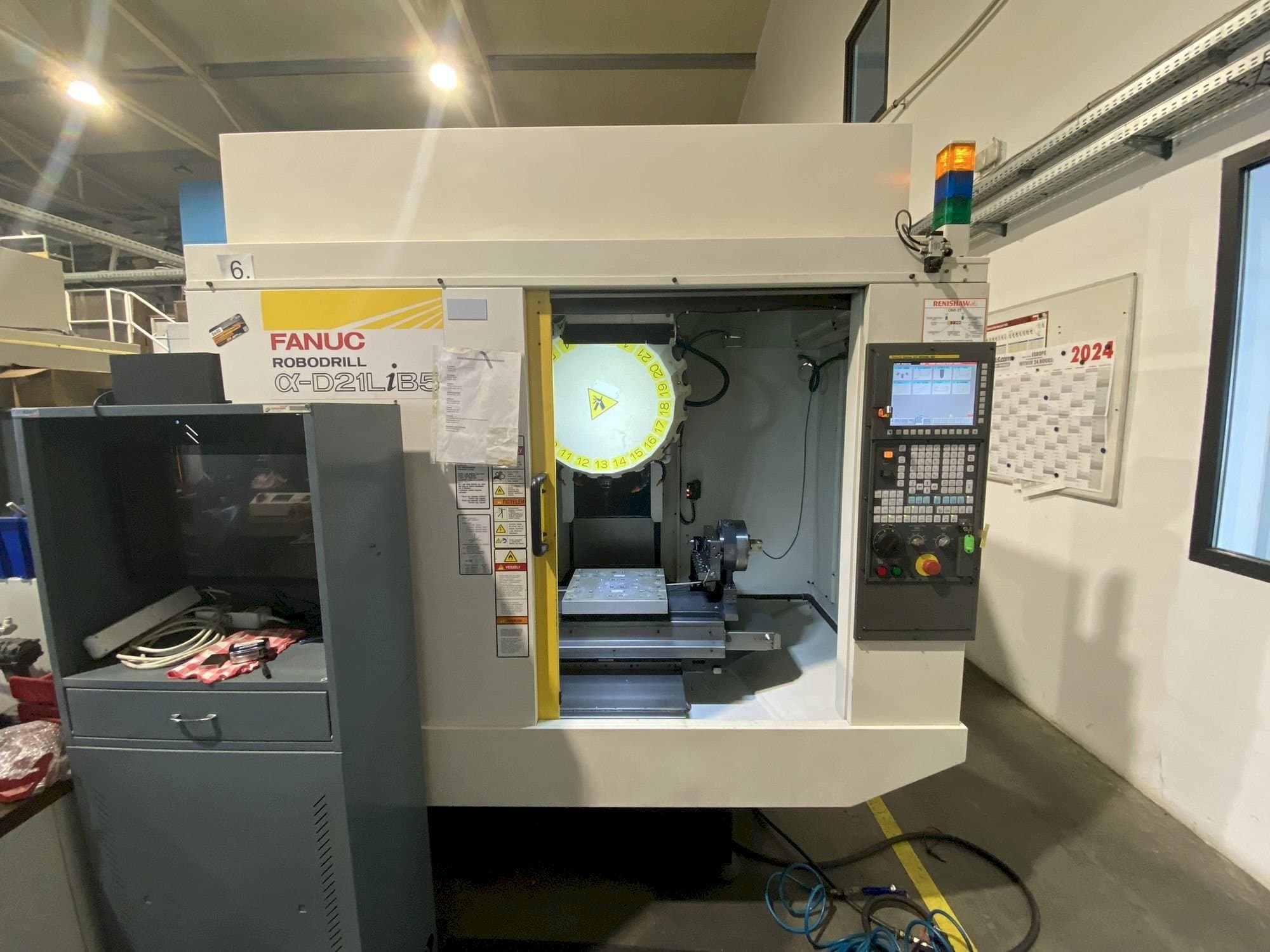 Prikaz  stroja FANUC Robodrill Alpha D21LiA5  sprijeda