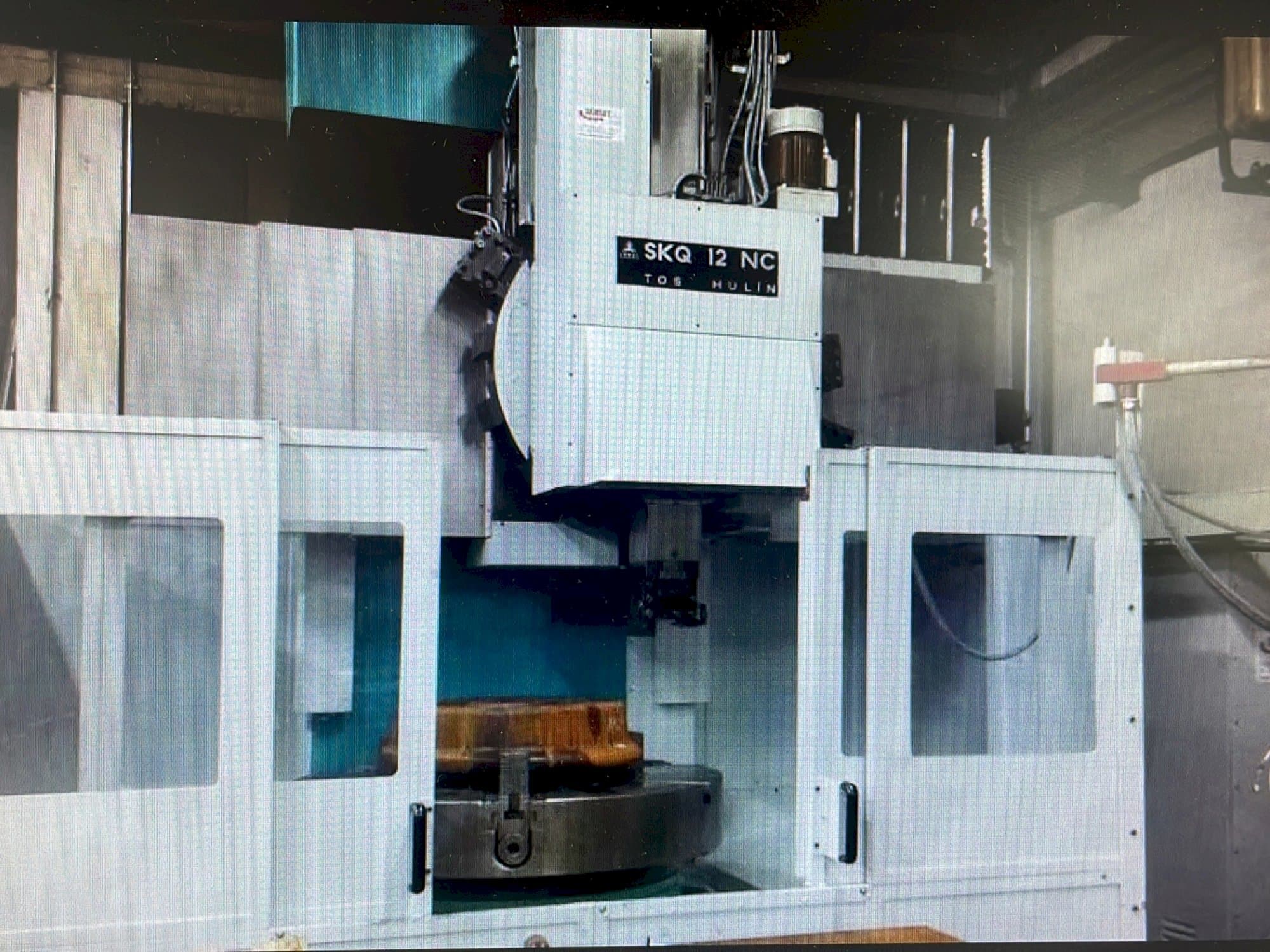 Prikaz  stroja TOS SKQ 12 NC  sprijeda