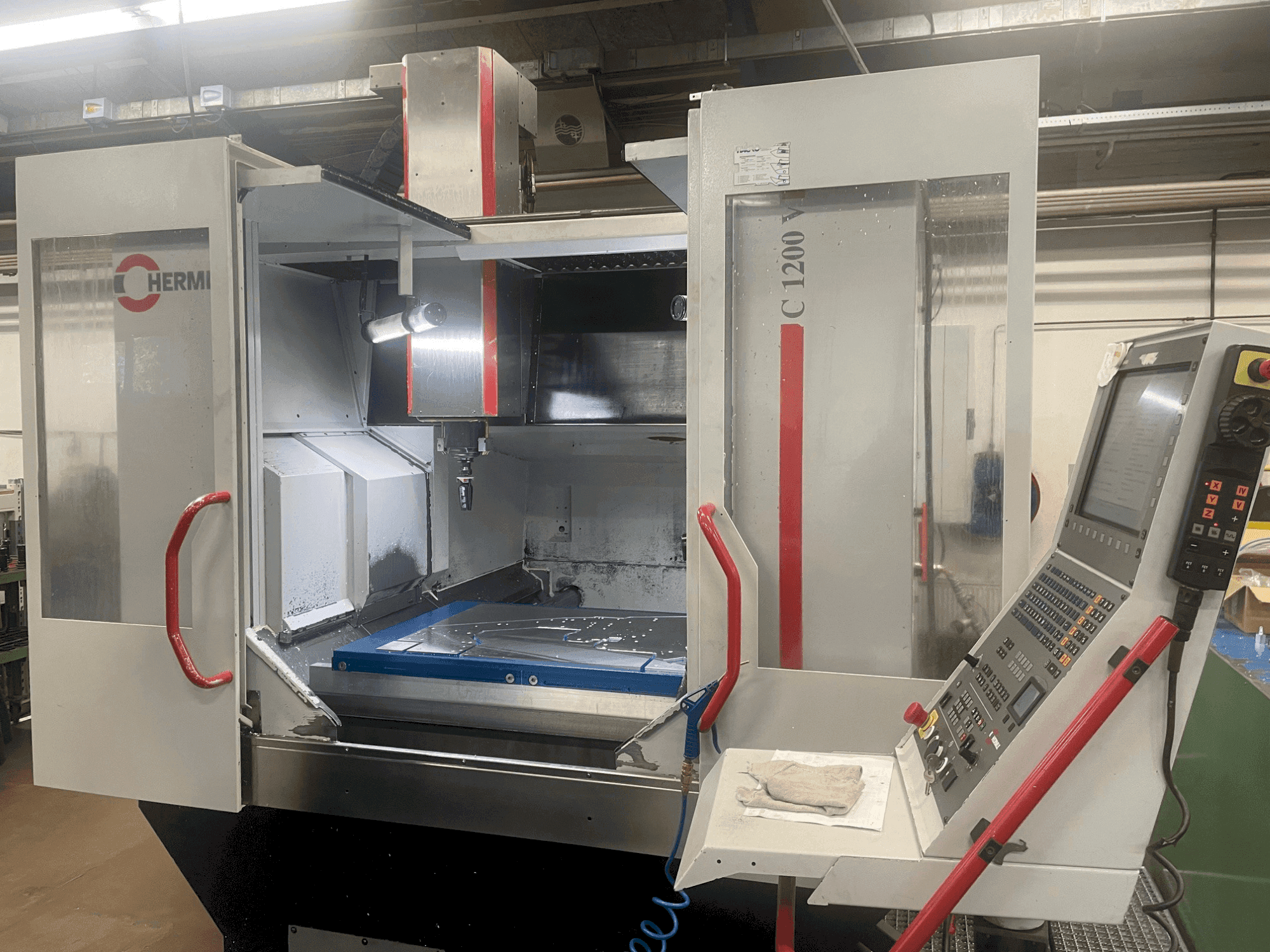 Prikaz  stroja HERMLE C 1200 V  sprijeda