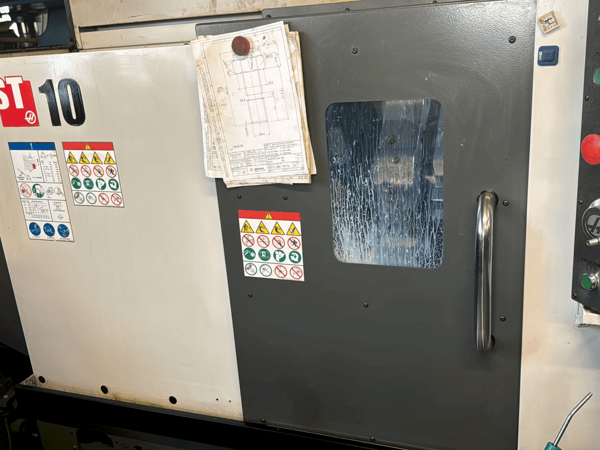 Prikaz  stroja HAAS ST-10  sprijeda