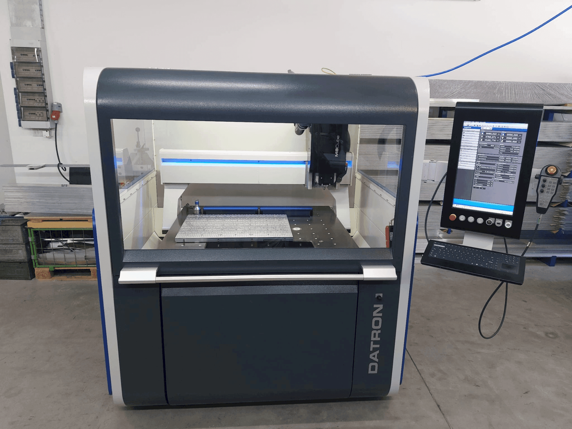 Prikaz  stroja Datron M8 Cube  sprijeda