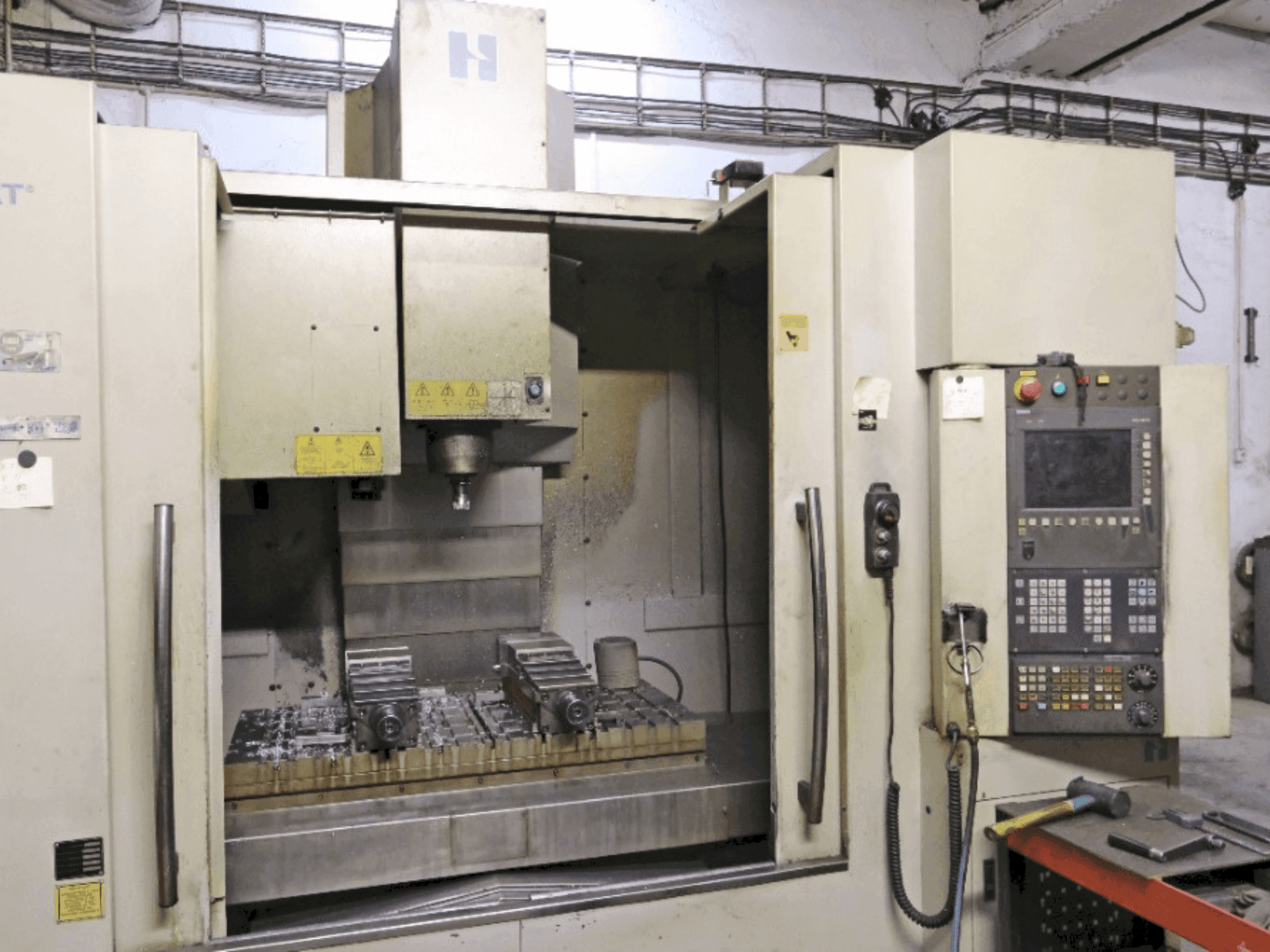 Prikaz  stroja HARDINGE Bridgeport VMC 1000  sprijeda