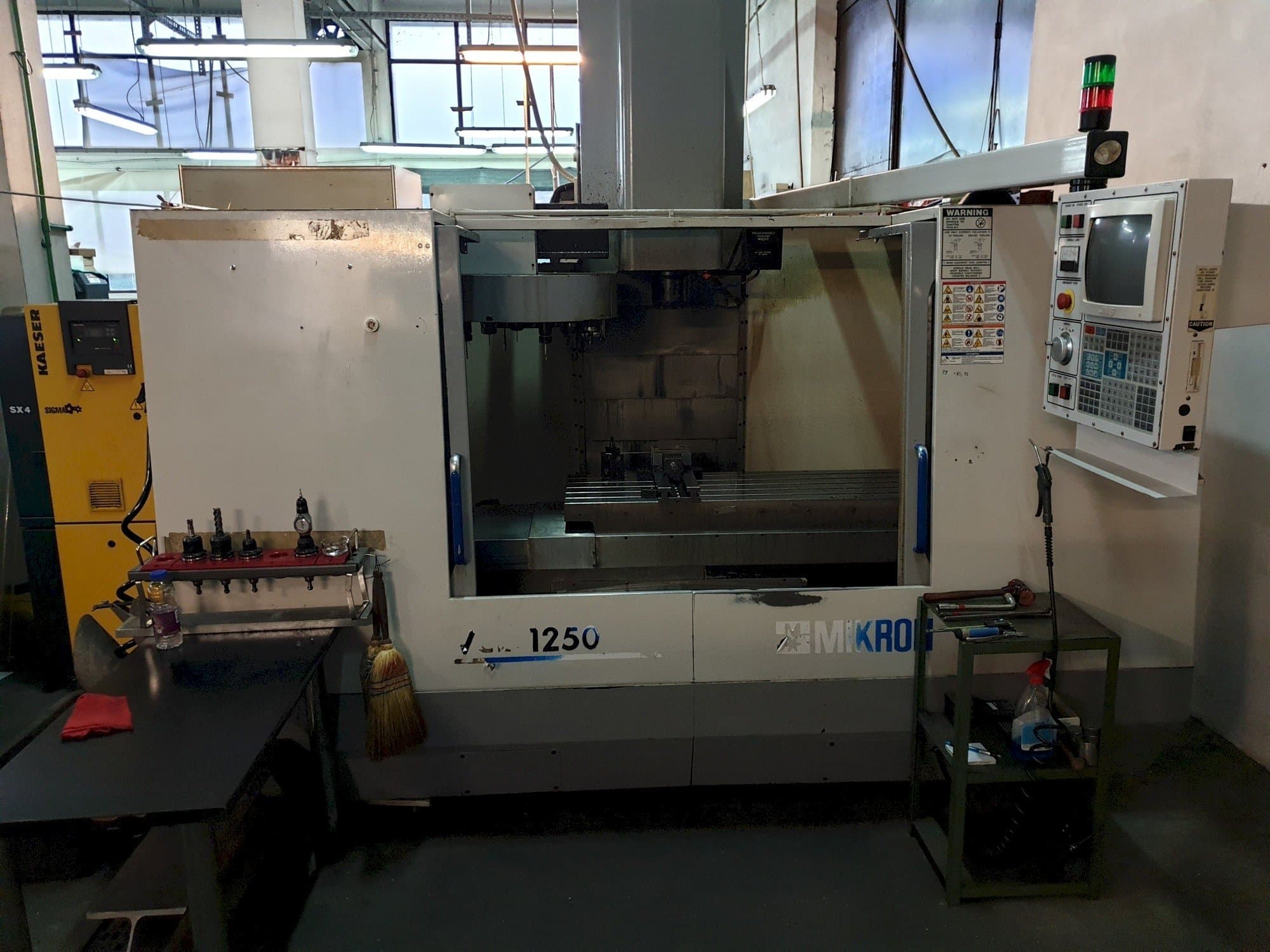 Prikaz  stroja MIKRON-HAAS VCE 1250  sprijeda