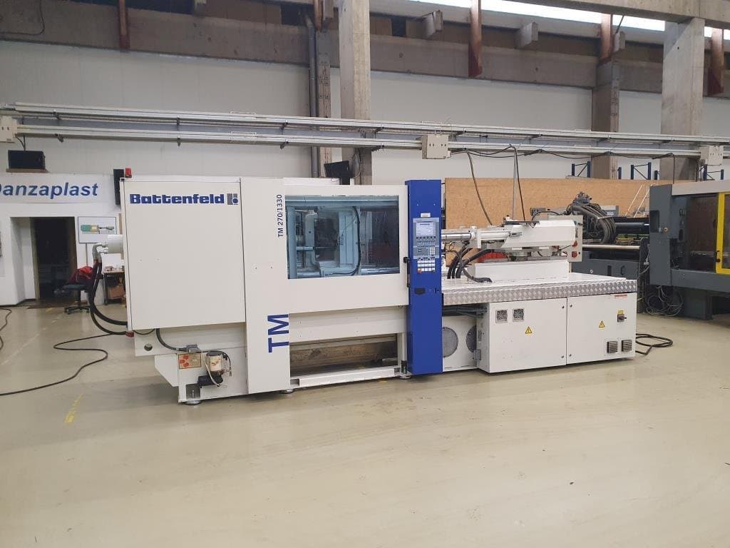 Prikaz  stroja Battenfeld TM 2700 / 1330 B4  sprijeda