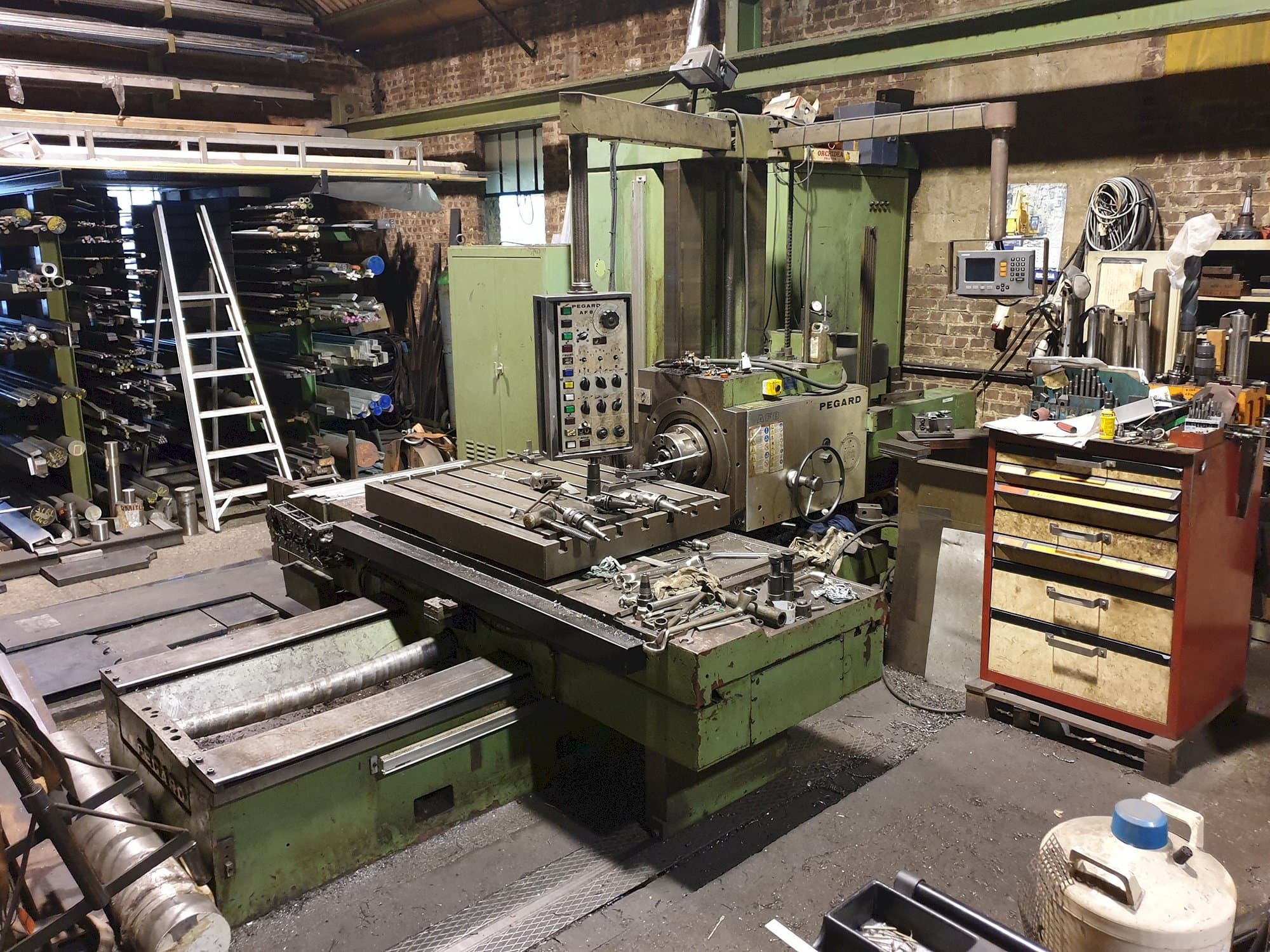 Prikaz  stroja PEGARD AF 8 sprijeda