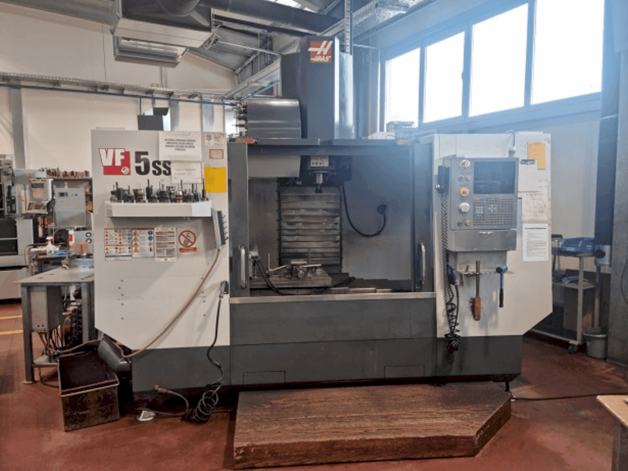 Prikaz  stroja HAAS VF-5SS  sprijeda