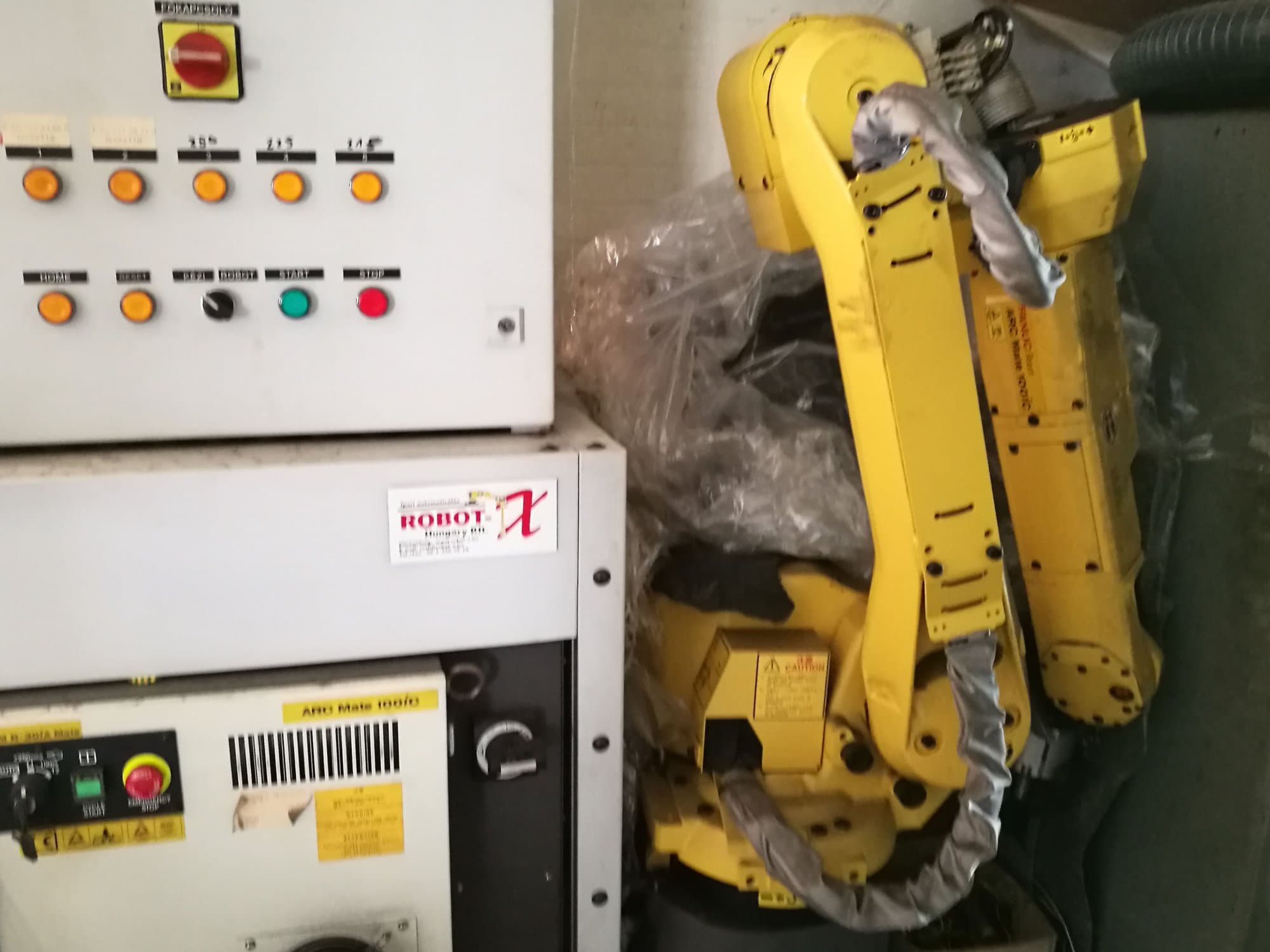 Prikaz  stroja FANUC ARC Mate 100iC sprijeda