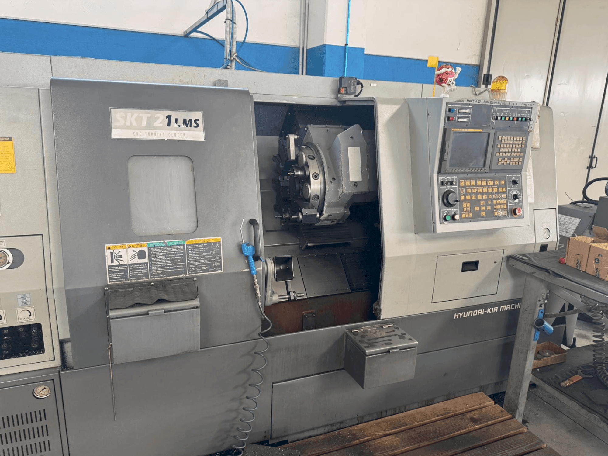 Prikaz  stroja HYUNDAI KIA SKT 21 LMS  sprijeda