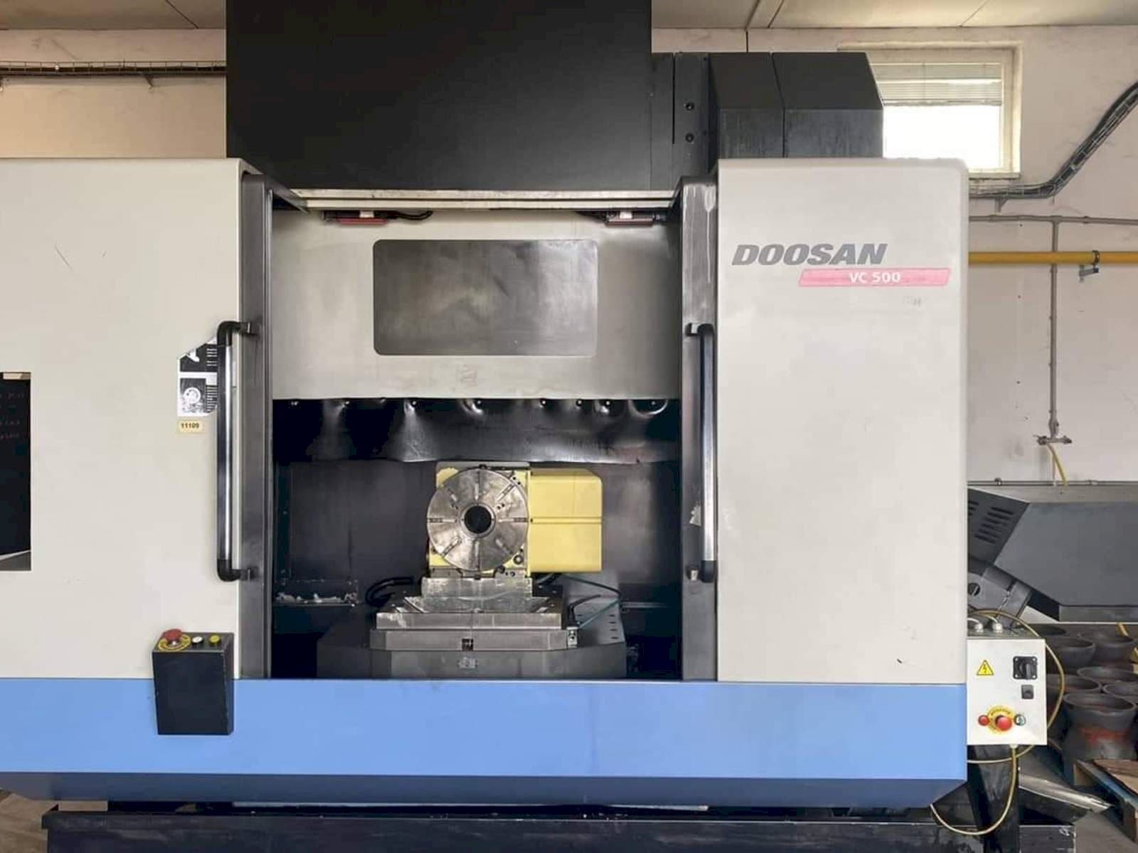 Prikaz  stroja Doosan VC 500  sprijeda