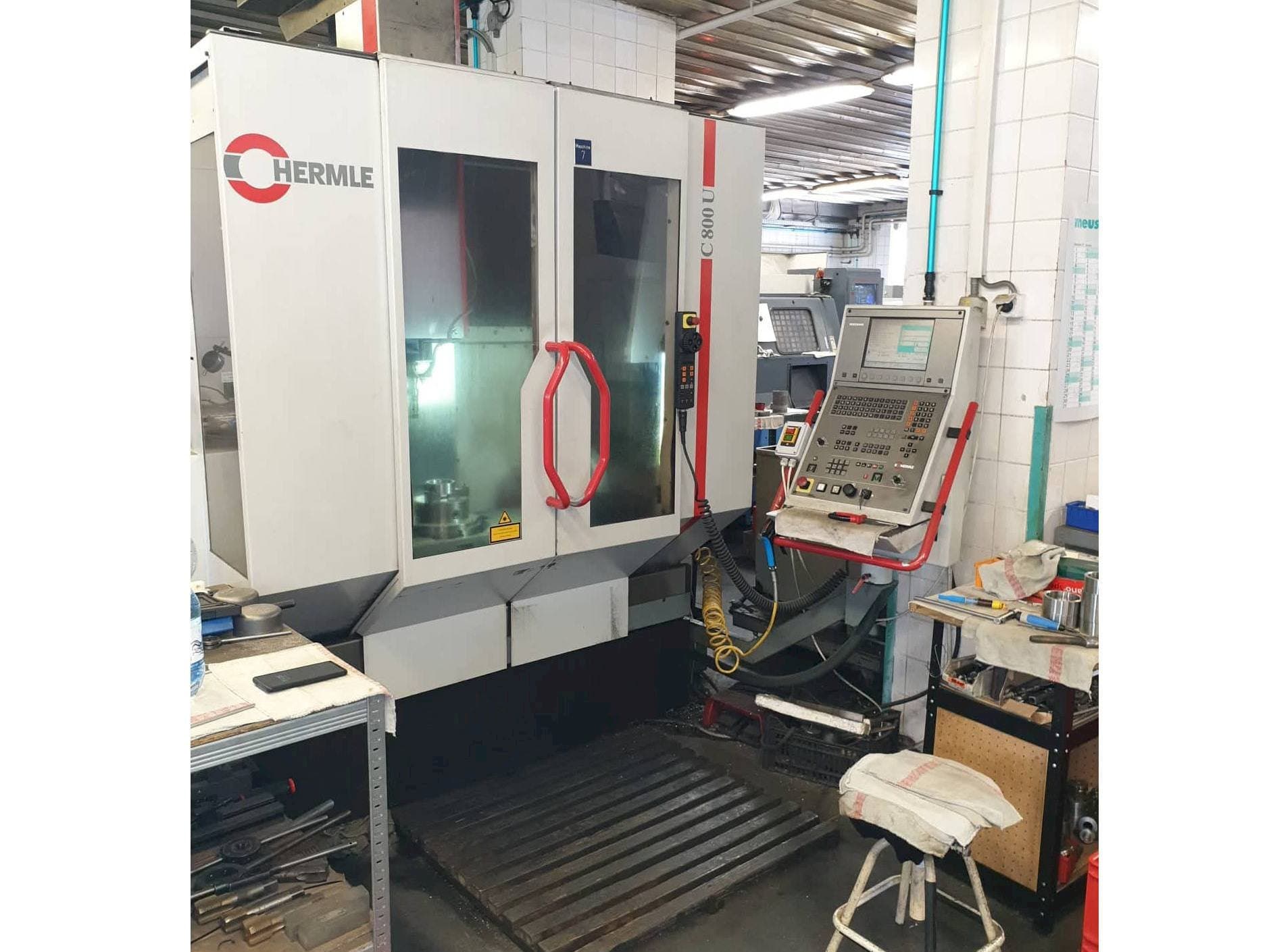 Prikaz  stroja HERMLE C800 U  sprijeda