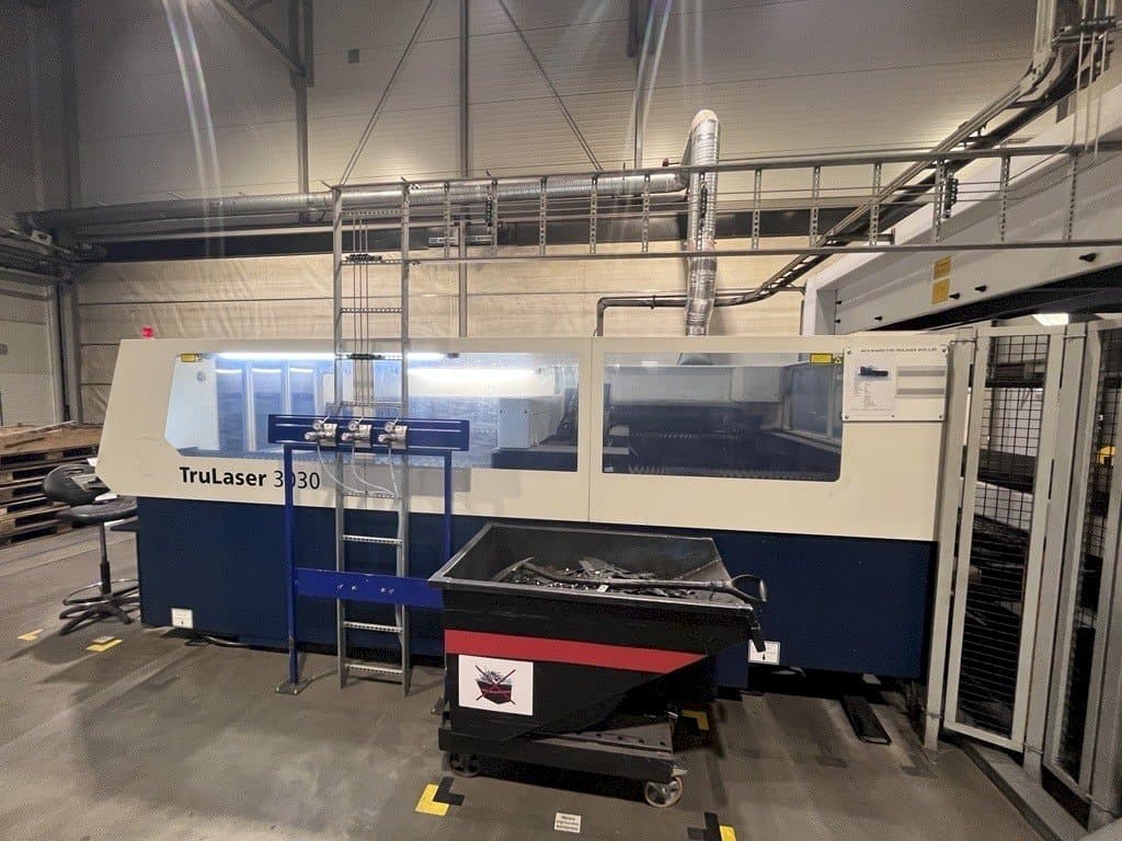 Prikaz  stroja TRUMPF TruLaser 3030 L30  sprijeda