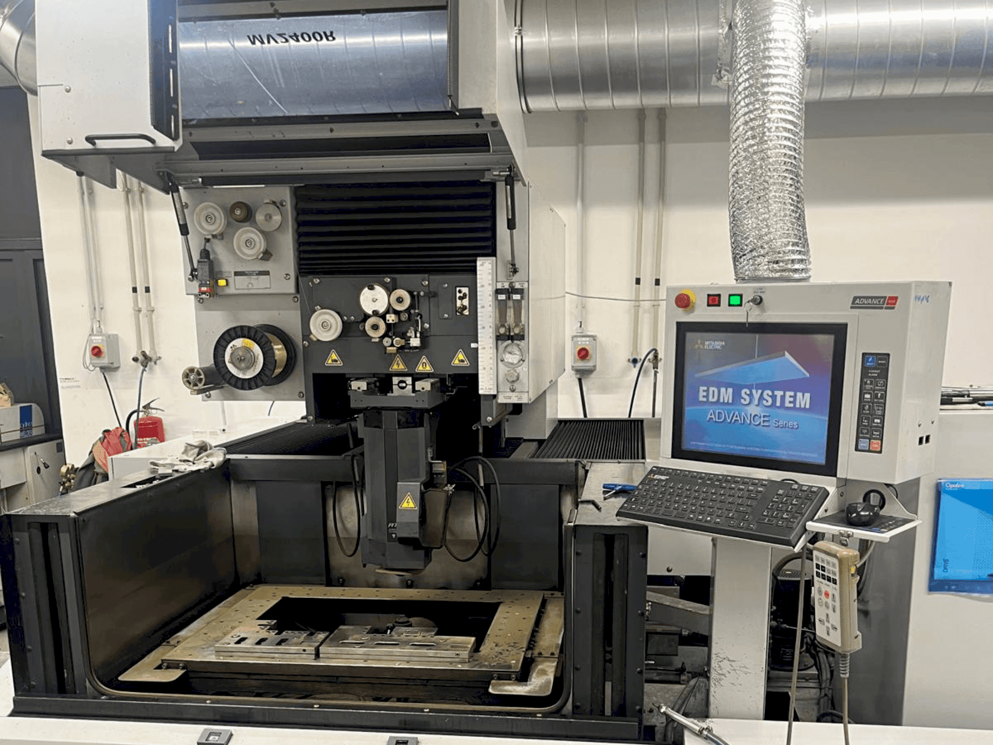 Prikaz  stroja Mitsubishi MV2400 R  sprijeda