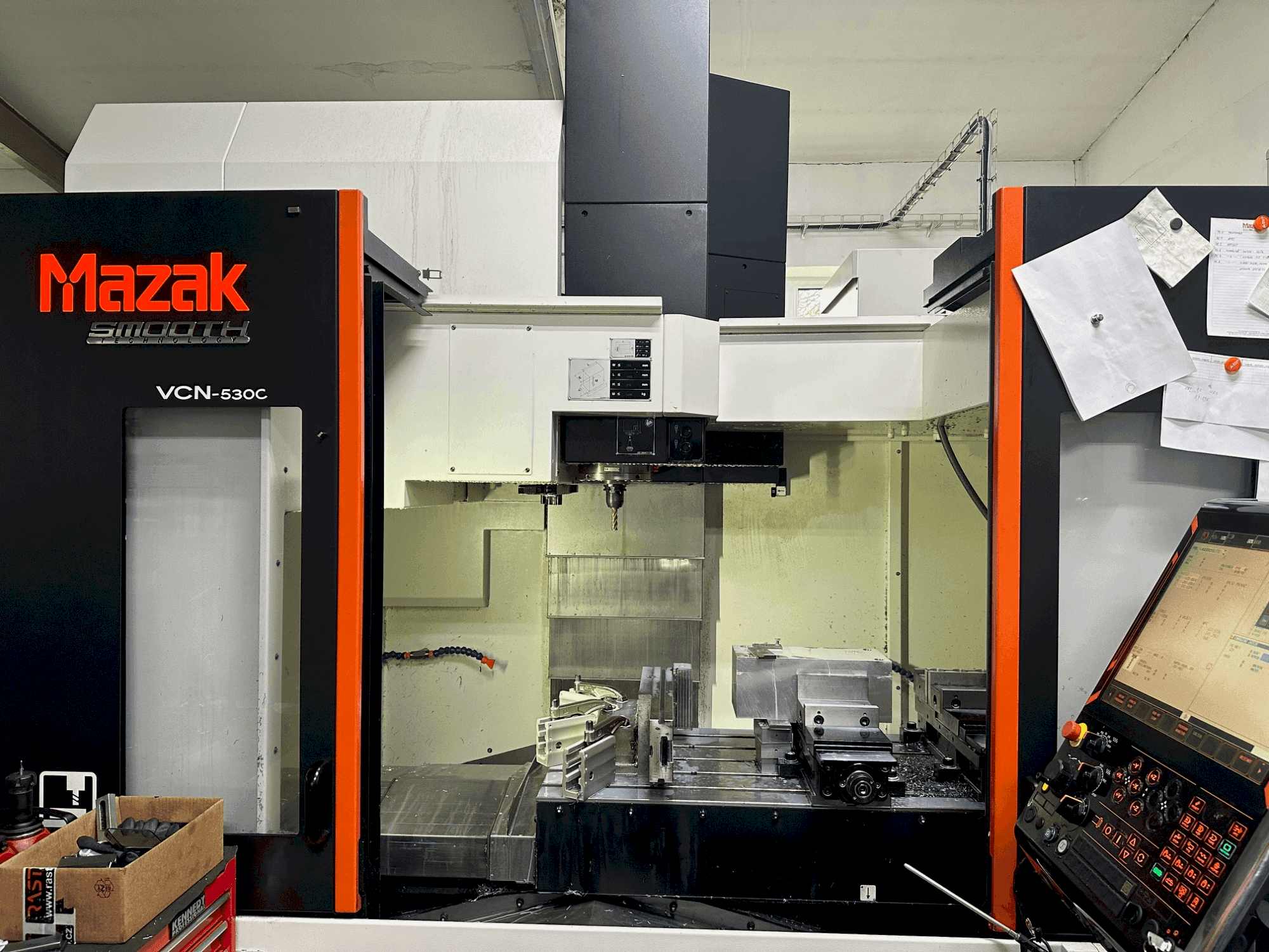 Prikaz  stroja Mazak VCN-530C  sprijeda