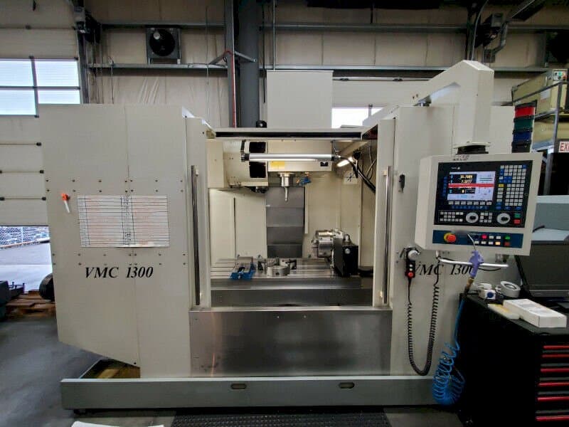 Prikaz  stroja Modern Microcut VMC 1300  sprijeda