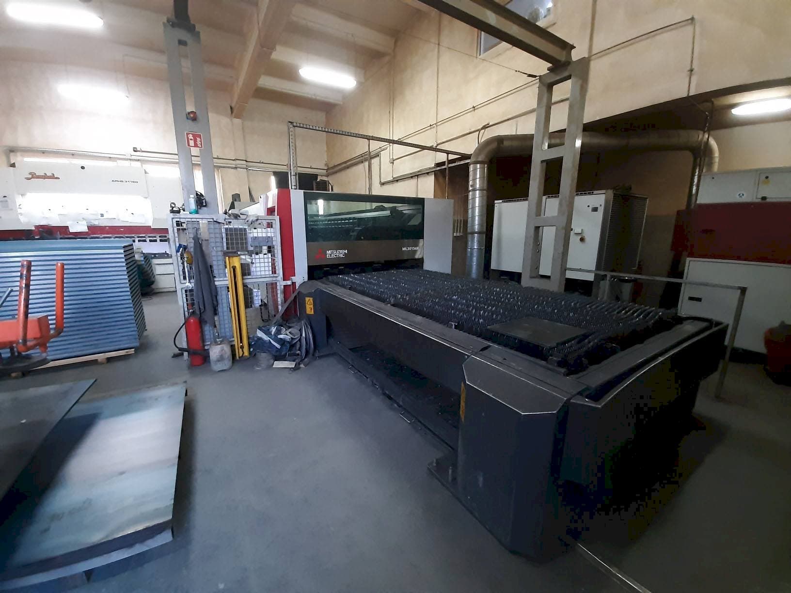 Prikaz  stroja Mitsubishi ML3015 eX(S2)-450F-R  sprijeda