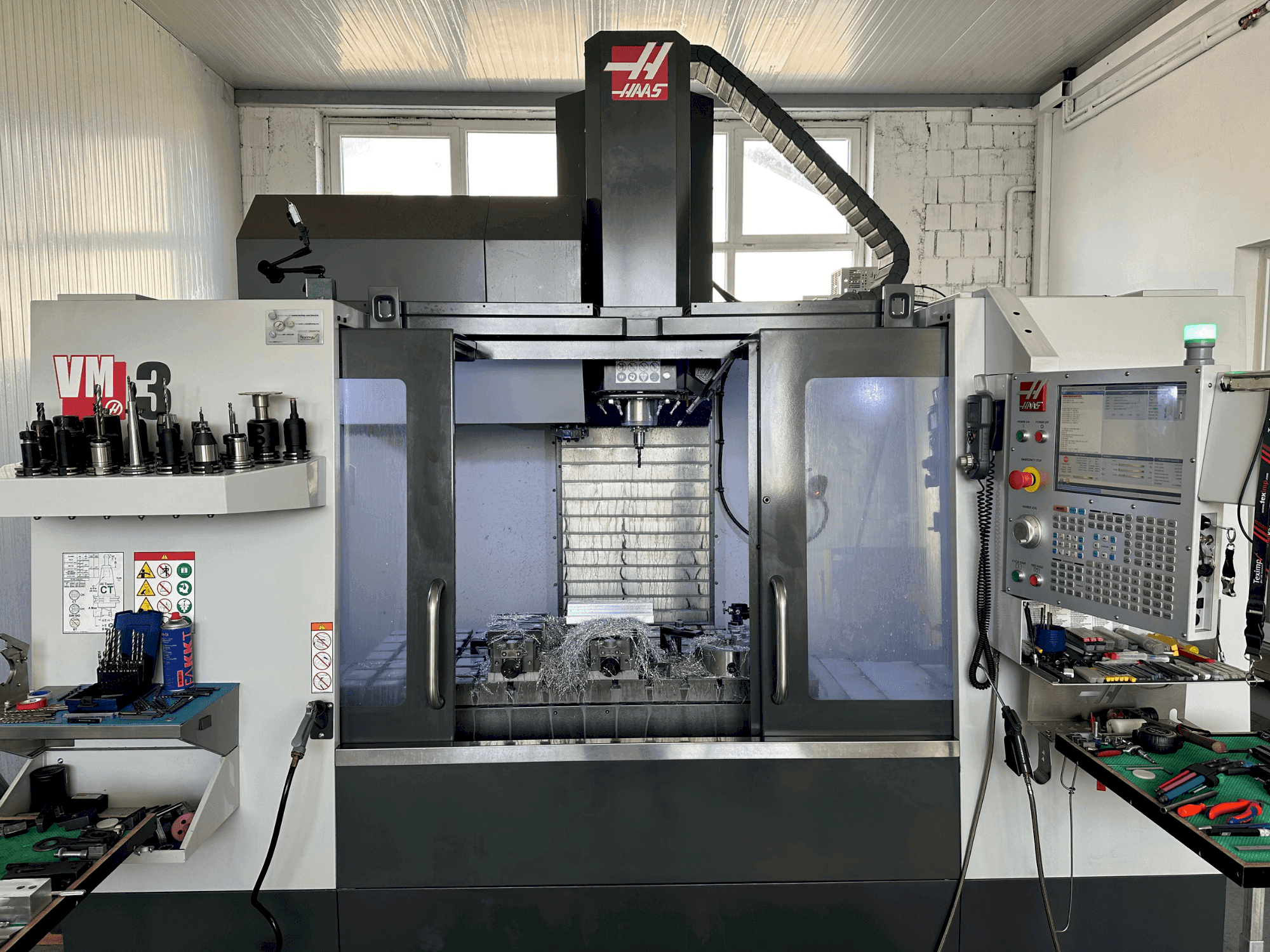 Prikaz  stroja HAAS VM-3  sprijeda