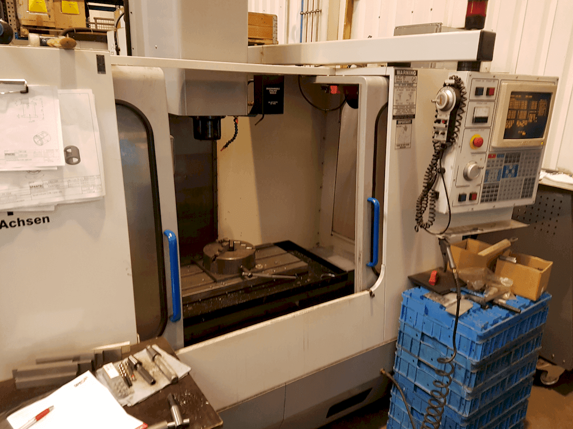 Prikaz  stroja HAAS VF1  sprijeda