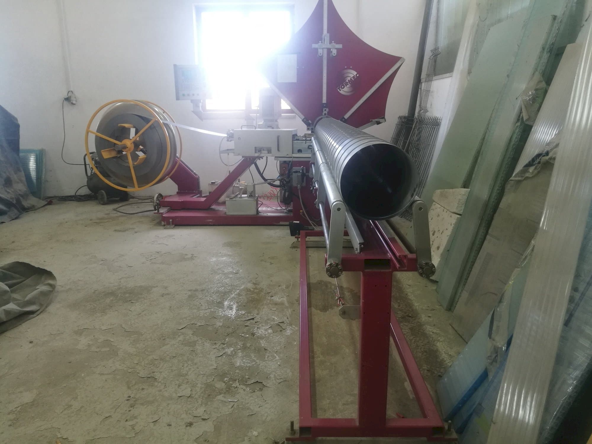 Prikaz  stroja Tormec Tubo-S  sprijeda