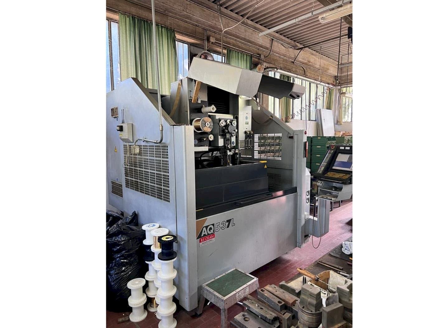 Prikaz  stroja Sodick AQ537L  sprijeda