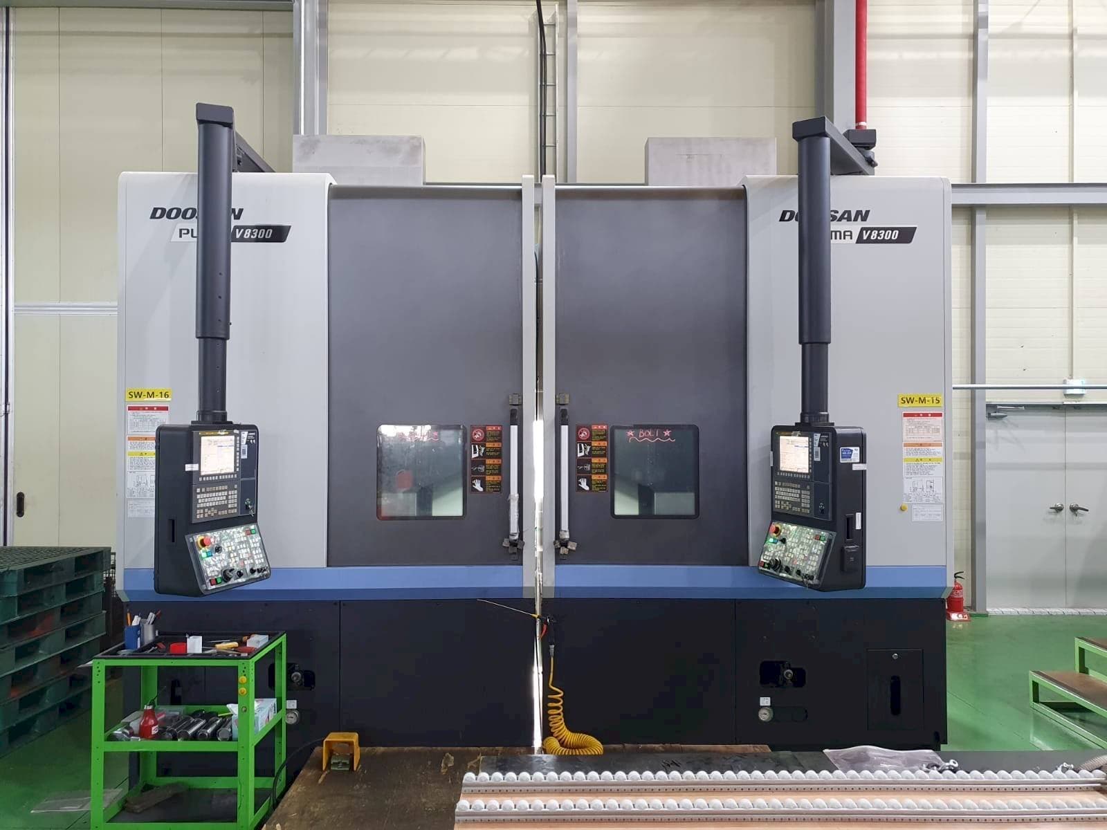 Prikaz  stroja Doosan V8300R  sprijeda