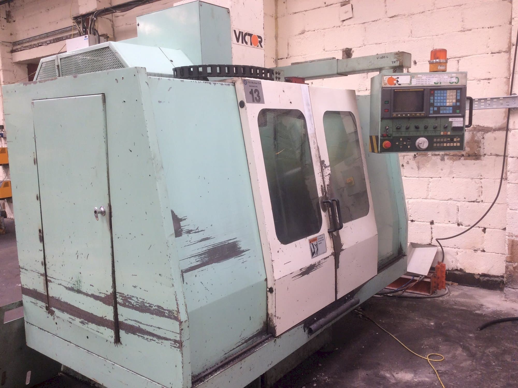 Prikaz  stroja Victor V Center-80  sprijeda