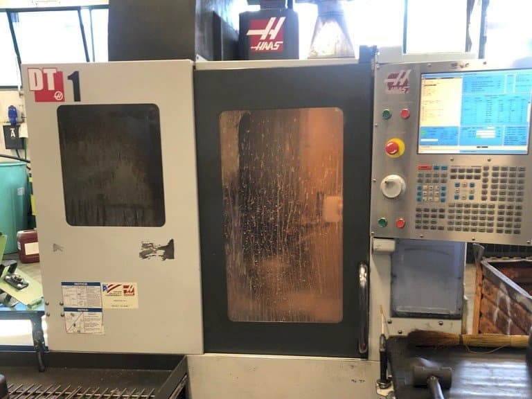 Prikaz stroja HAAS DT1 sprijeda