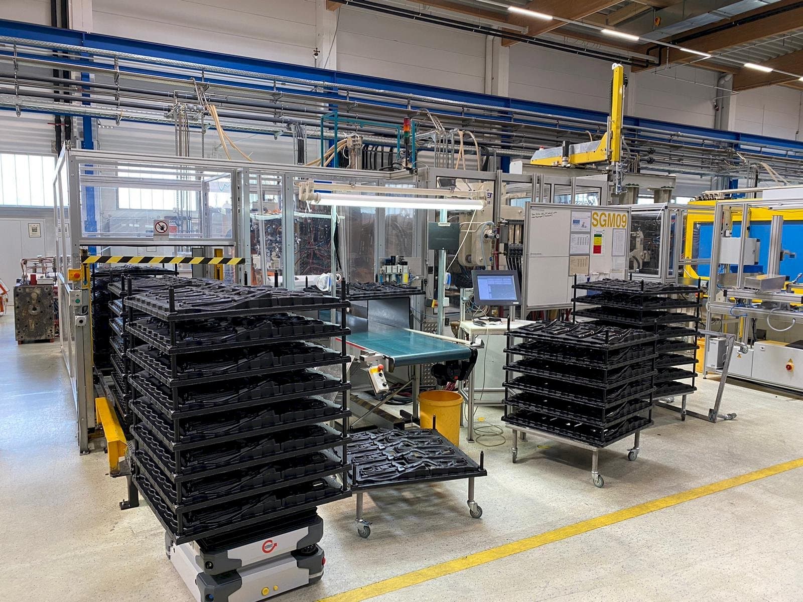 Prikaz  stroja Krauss Maffei 650-1900-520 CZ Multinject  sprijeda