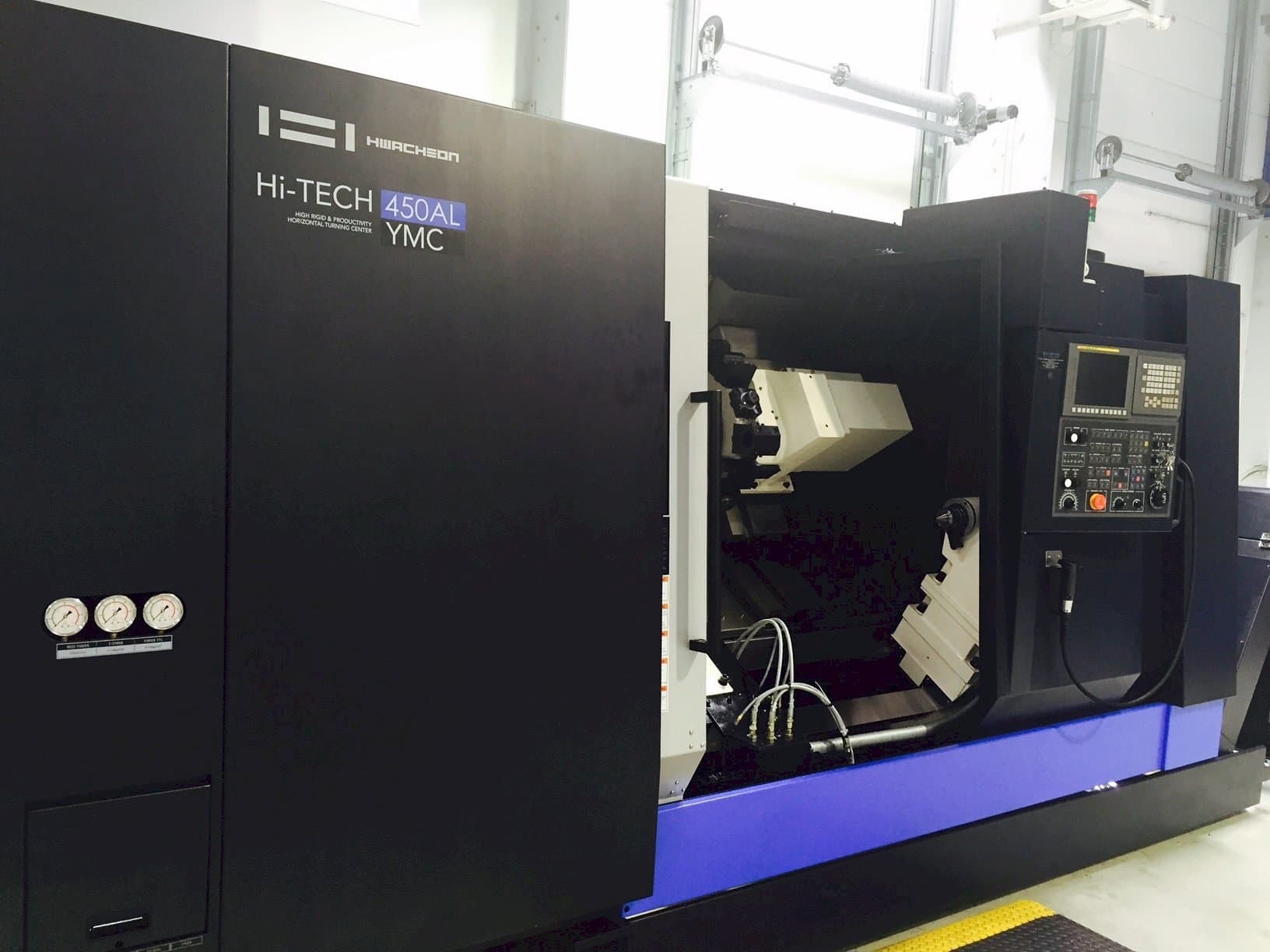Prikaz  stroja HWACHEON HI-TECH 450AL YMC  sprijeda