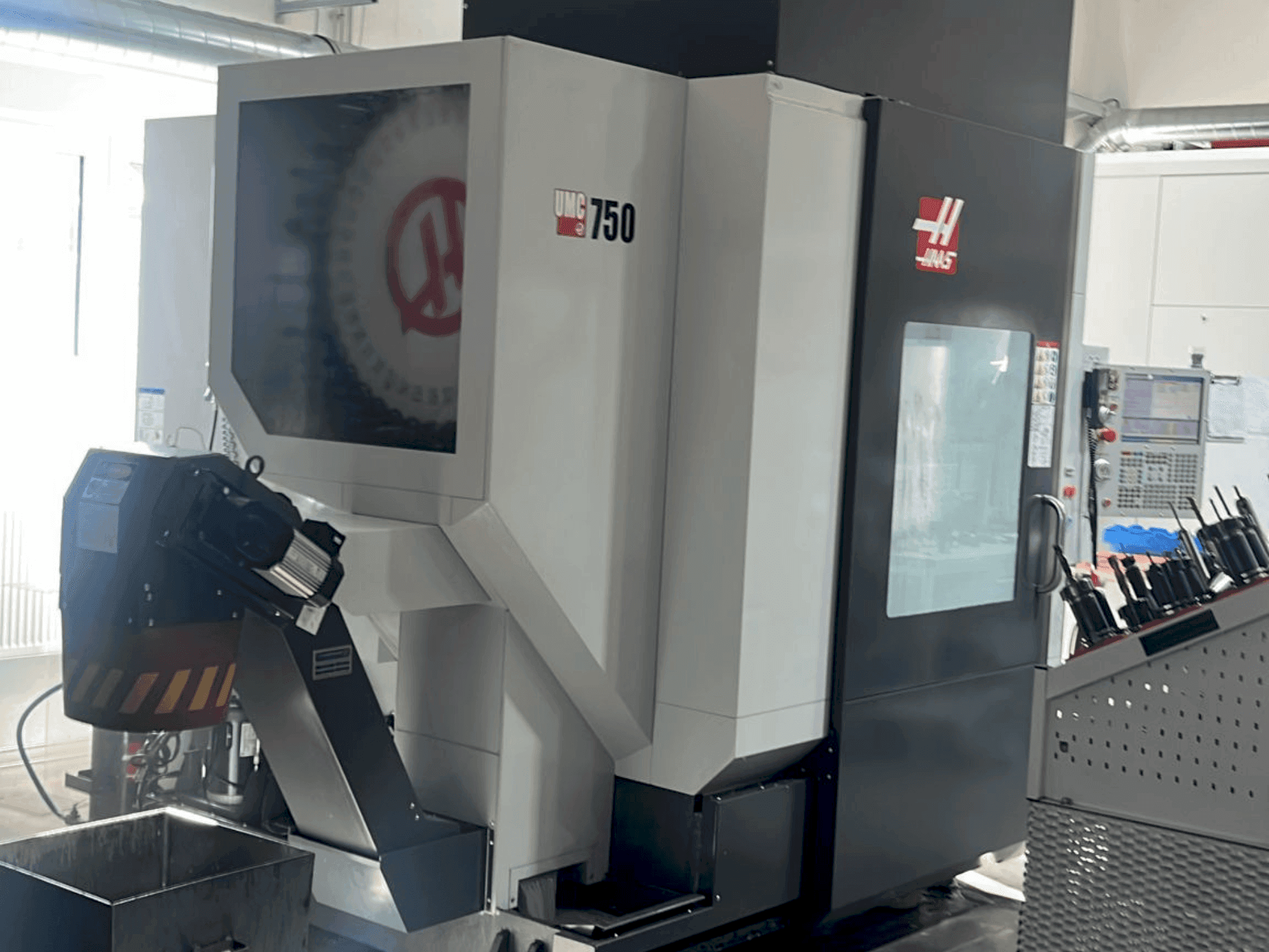Prikaz  stroja HAAS UMC-750  sprijeda