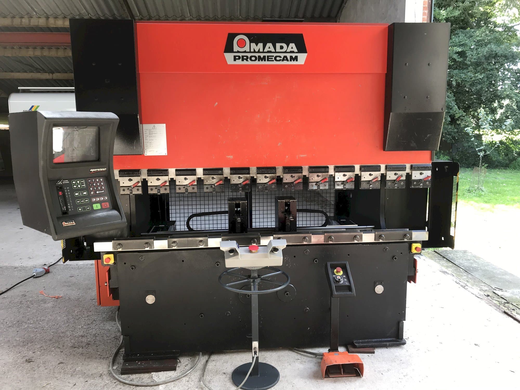 Prikaz  stroja AMADA Promecam HFBO  sprijeda