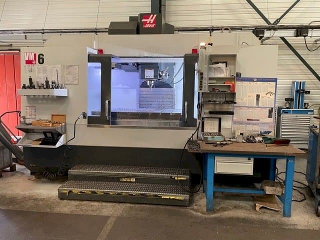 Prikaz  stroja HAAS VM-6  sprijeda