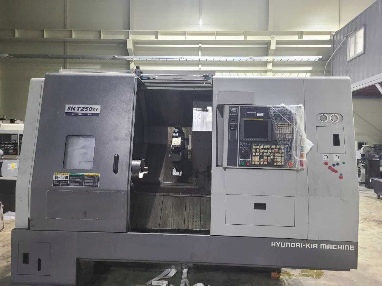 Prikaz  stroja Hyundai Kia SKT250SY  sprijeda