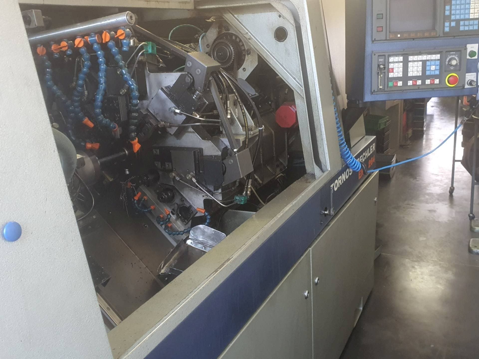 Prikaz  stroja Tornos-Bechler ENC 264  sprijeda