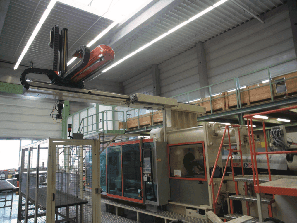 Prikaz  stroja Krauss Maffei 650-6100 CM  sprijeda