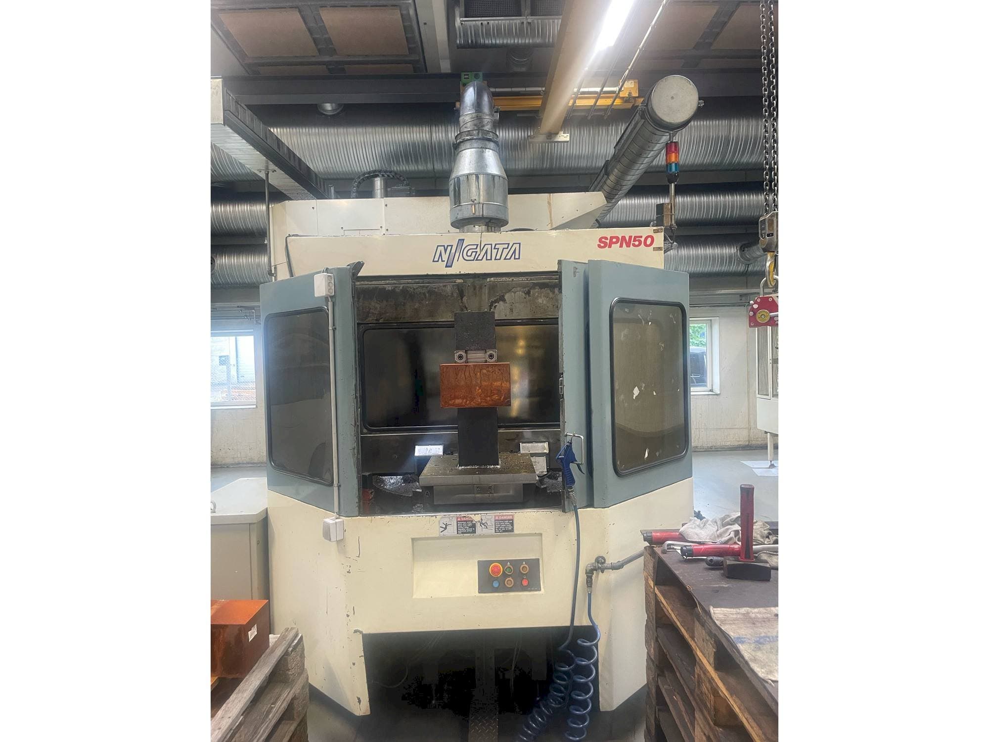 Prikaz  stroja Niigata SPN 50  sprijeda