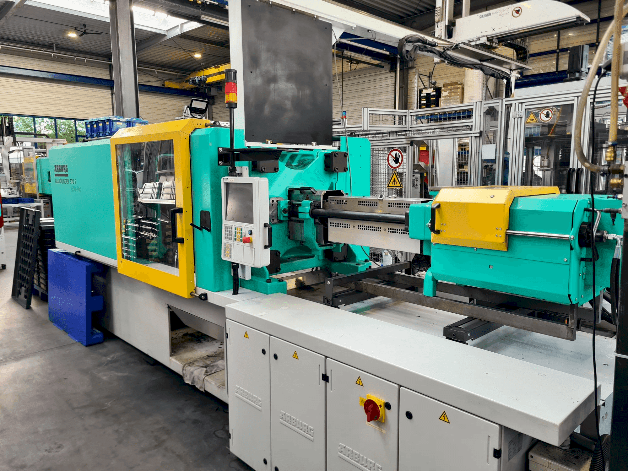 Prikaz  stroja Arburg Allrounder 570S 1600-400  sprijeda