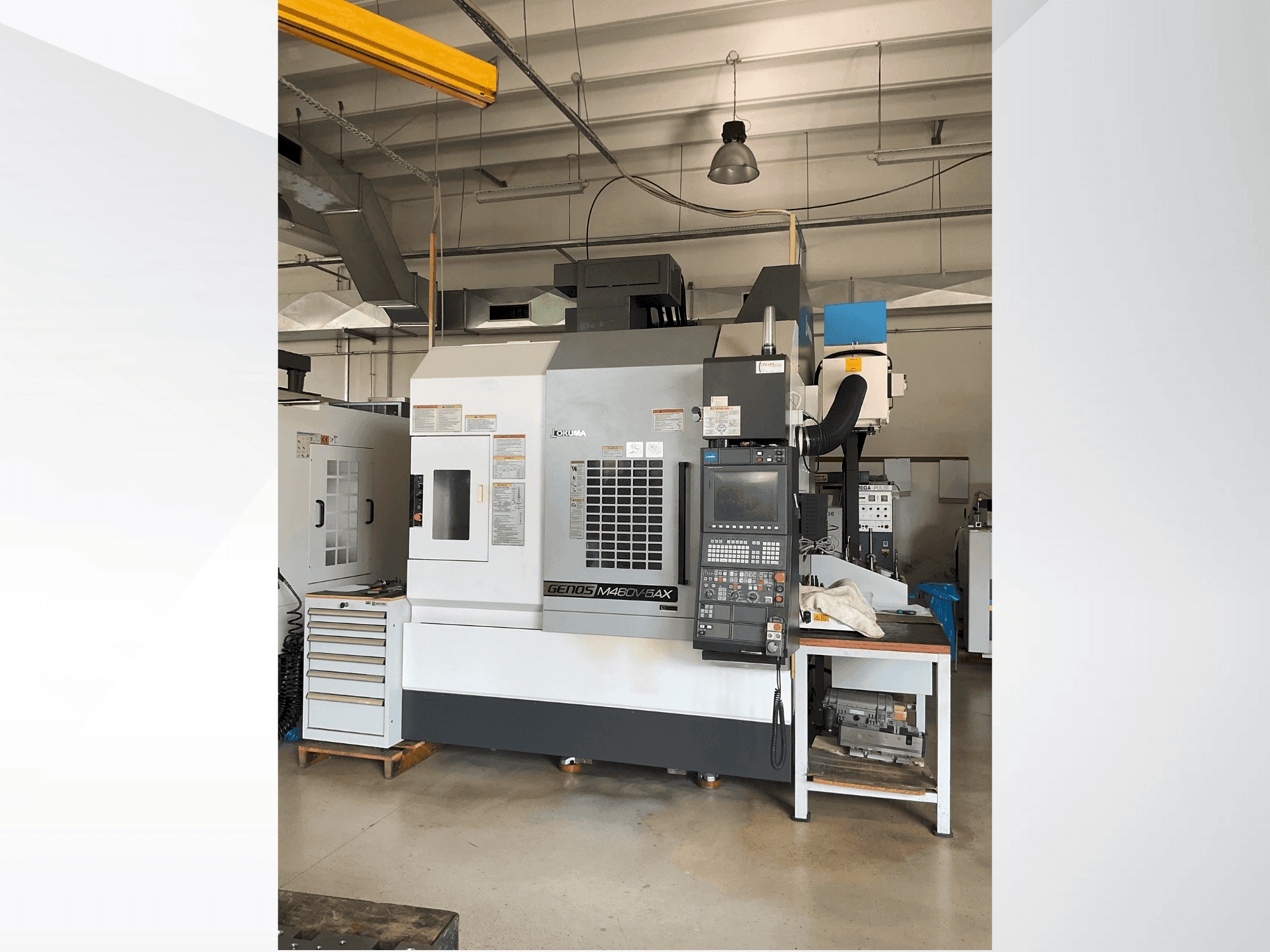 Prikaz  stroja Okuma GENOS M460V-5AX  sprijeda